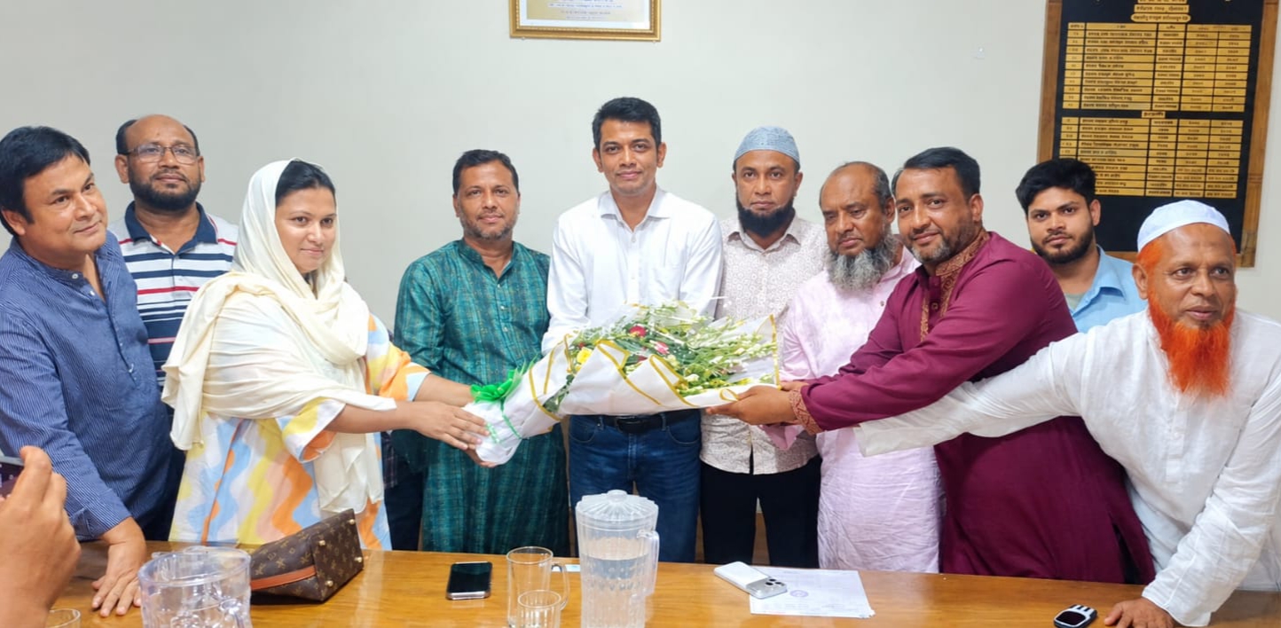 সাহেবেরহাট কবি নজরুল সমাজ কল্যাণ ক্লাব ও পাঠাগারের নবনির্বাচিত সভাপতিকে ফুলেল শুভেচ্ছা